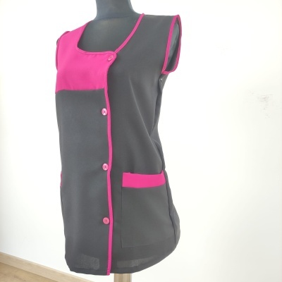 Colete feminino preto com detalhes rosa fluorescente em manequim