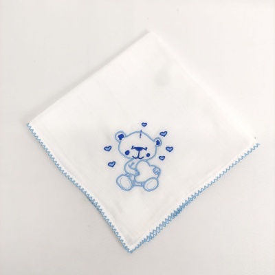 Lenço branco com bordado azul de ursinho e corações