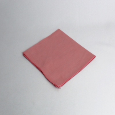 Tecido cor-de-rosa claro dobrado sobre fundo branco