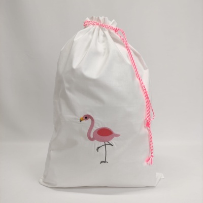 Saco branco com cordão rosa e bordado de flamingo cor-de-rosa