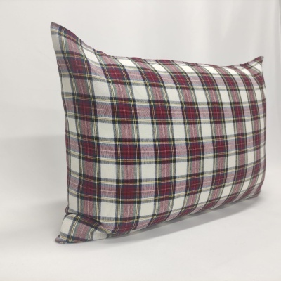 Travesseiro xadrez vermelho, branco, azul e amarelo com fundo branco