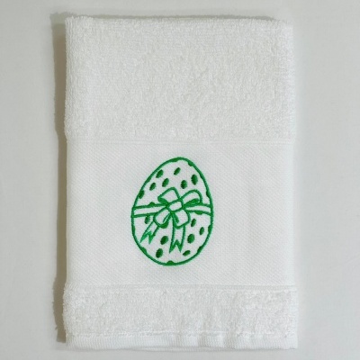 Toalha branca de algodão bordada com ovo verde