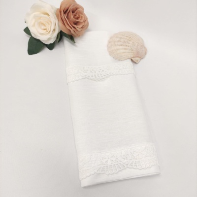 Guardanapo branco com renda, flores artificiais creme e bege, concha do mar