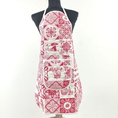 Avental de cozinha branco com padrão vermelho em manequim preta