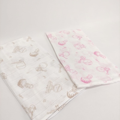 Dois panos de tecido branco com estampados infantis em castanho claro e rosa