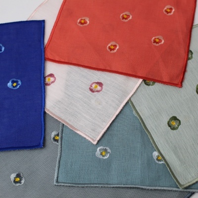 Panós de tecido coloridos com bordados de pequenas flores