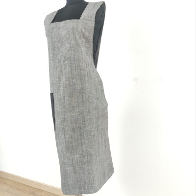Vestido cinzento texturizado em manequim preto