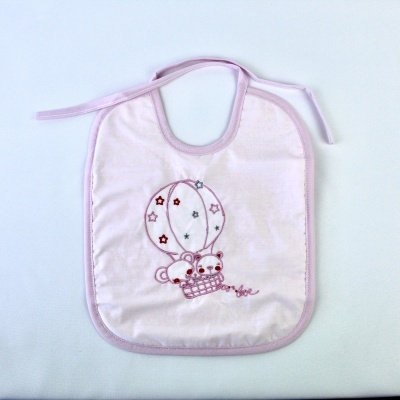 Babete de bebé rosa claro com ursinhos bordados num balão
