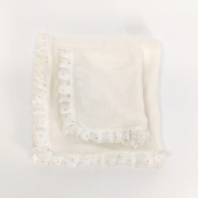 Lenço branco com bordado de renda nas bordas