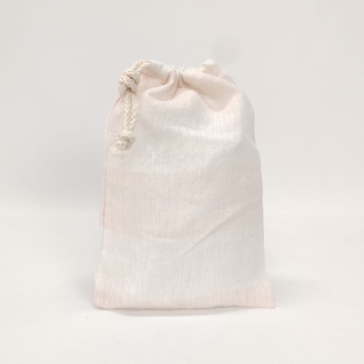 Saco de tecido branco com cordão para fecho