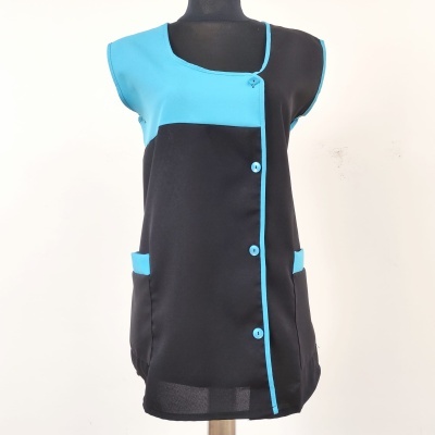 Vestido preto com detalhes azuis e botões azuis exposto num manequim