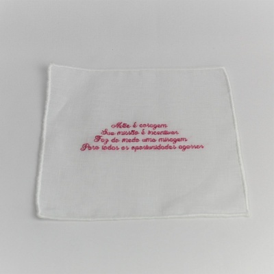Guardanapo branco com bordado rosa com texto em português