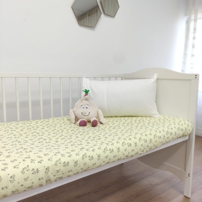 Berço branco com colchão e peluche sorridente