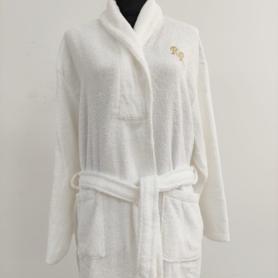 Robe de banho branco felpudo com cinto e bolsos, letras 'RP' douradas no peito