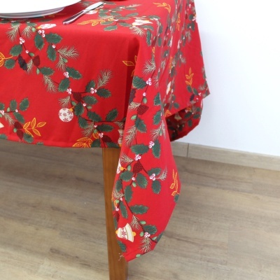 Toalha de mesa natalícia vermelha com folhas verdes e decoração festiva