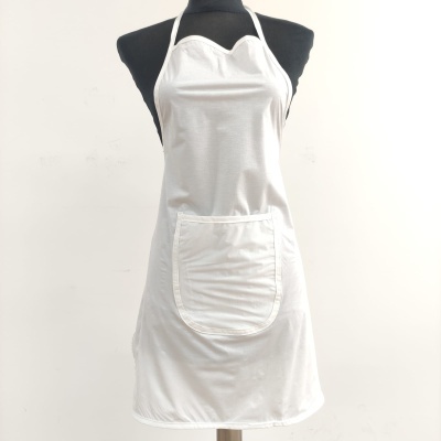 Avental de cozinha branco com bolso frontal num manequim preto