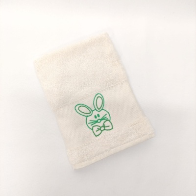 Toalha creme com bordado de coelho verde