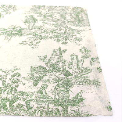 tecido estampado verde com cenas rurais em fundo creme