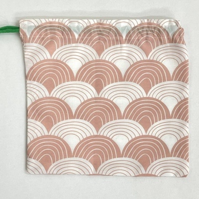 Saco de tecido com padrão semicircular rosa e branco com cordão verde