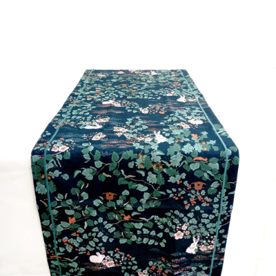 Caminho de mesa azul escuro com padrão de folhagem e animais