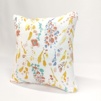 Almofada quadrada branca com padrão floral colorido