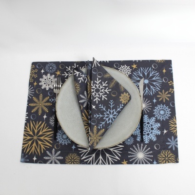 Jogo americano e guardanapo com padrão de flocos de neve e prato cinza claro