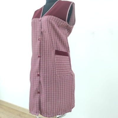 Vestido xadrez vermelho e branco com botões e bolso, em manequim