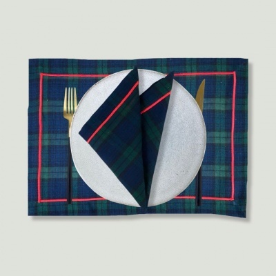 Conjunto de apoio de mesa xadrez azul e verde com guardanapo e talheres dourados