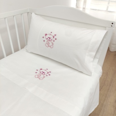 Jogo de cama branco para berço com ursinho bordado rosa e corações vermelhos