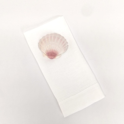 Guardanapo branco com estampa de concha rosa