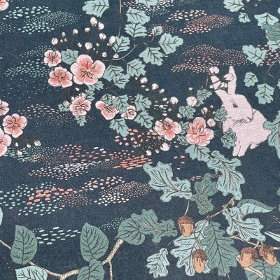 Tecido azul-escuro com padrão floral cor-de-rosa e verde.