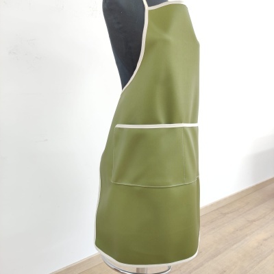 Avental de cozinha verde com bolso frontal em manequim preto