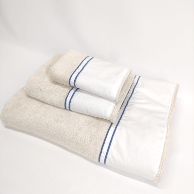 Conjunto de toalhas bege com faixa branca e riscos azuis