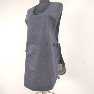 Avental cinza escuro com bolso frontal em manequim