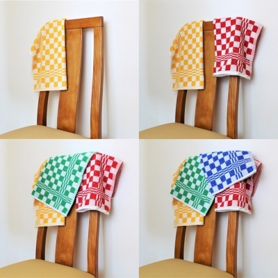 Toalhas de cozinha xadrez coloridas penduradas em cadeira de madeira clara