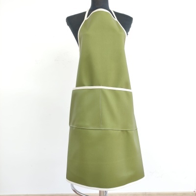 Avental verde com detalhes brancos num manequim preto