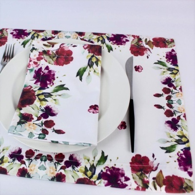guardanapo e toalhete florais em tecido com prato e talheres