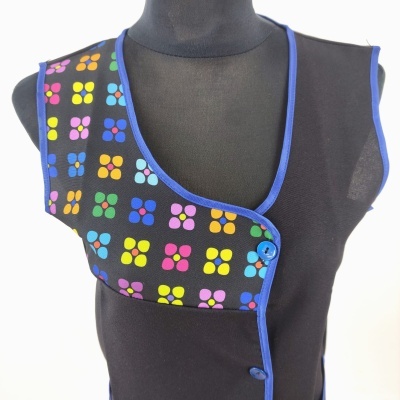 Colete preto com padrão de flores coloridas e bordas azuis