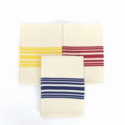 Três panos de cozinha em algodão cru com riscas amarelas, vermelhas e azuis