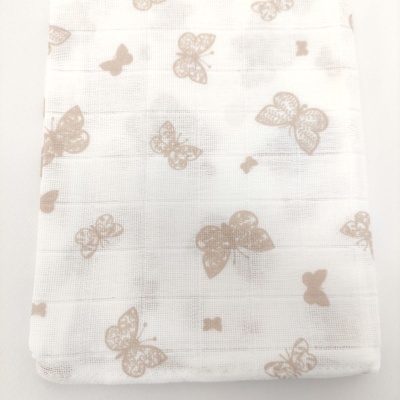 Tecido branco com padrão de borboletas bege