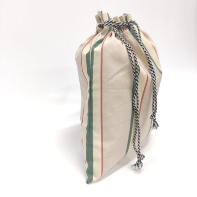 Saco de tecido com riscas verticais e cordão preto e branco