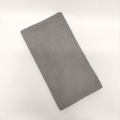 Toalha cinza retangular com textura em relevo