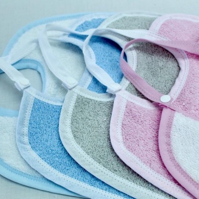 Babetes de tecido em várias cores com fecho de pressão