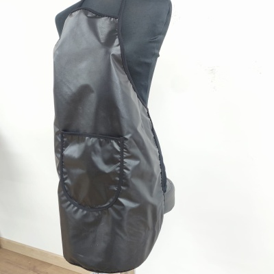 Avental preto com bolso frontal num manequim