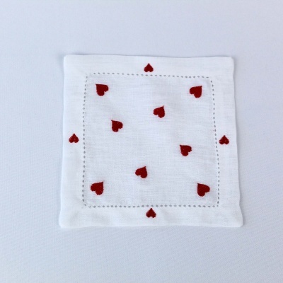 Guardanapo branco com corações vermelhos bordados