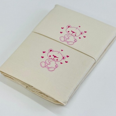 Conjunto de três fraldas de tecido creme claras com bordado rosa de urso fofo