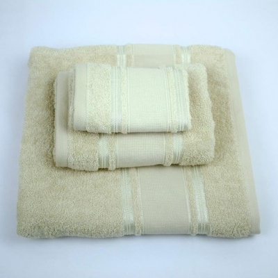 Conjunto de toalhas de banho beige empilhadas.