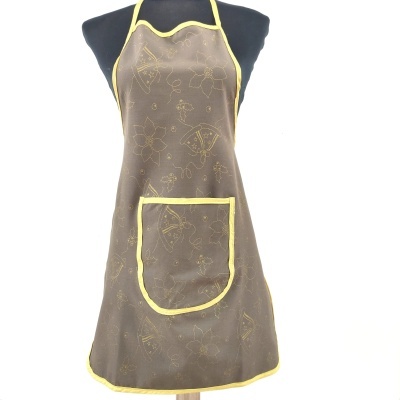 Avental castanho com padrão floral e amarelo, bolso frontal e bordas amarelas
