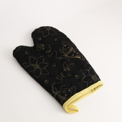 luva de forno preta com padrões dourados e borda amarela