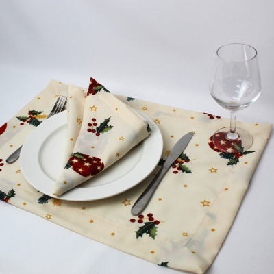 Jogo de mesa natalício com toalha e guardanapo decorados, prato branco, talheres e copo de vidro